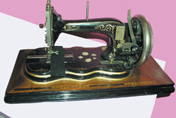 Одна из первых швейных машин челночного стежка